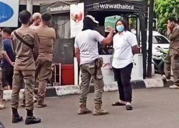 Satpol PP Kota Palembang Tertibkan Pedagang Simpang Ogan