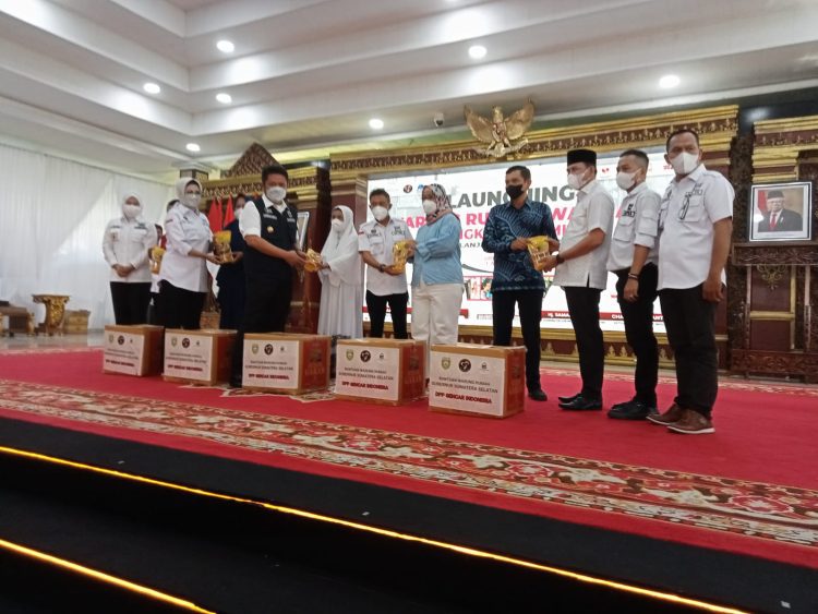 Launching Program Warmah Gencar, Herman Deru Berikan Bantuan Secara Simbolis Kepada Para Pelaku UMKM