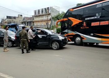 Turun Lansung Atur Lalin, Kapolsek Betung Iptu Gunawan S,SH,M.Pd Tindak Tegas Pengendara yang “Nakal”