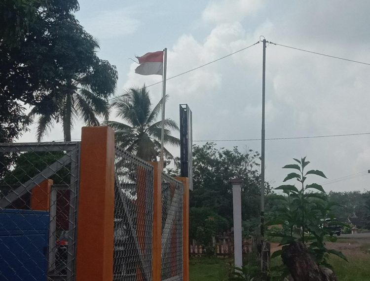 Bendera Merah Putih “Koyak” Terpasang, Ini Tanggapan Aktivis dan Anggota DPRD Banyuasin