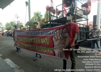 GABUNGAN Aktivis Pro Rakyat Geruduk Kantor Walikota Palembang