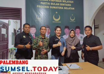 Pingky Menyerahkan Atribut Berupa Bendera Untuk PBB sebanyak 500 Bendera