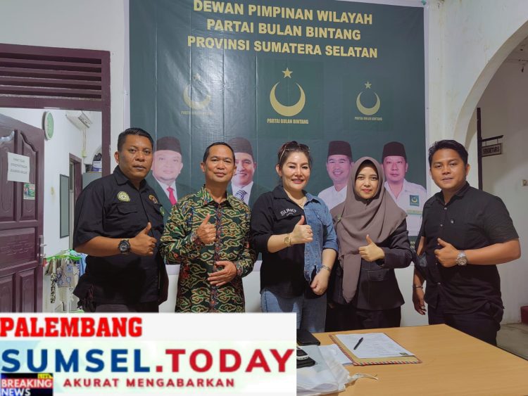 Pingky Menyerahkan Atribut Berupa Bendera Untuk PBB sebanyak 500 Bendera