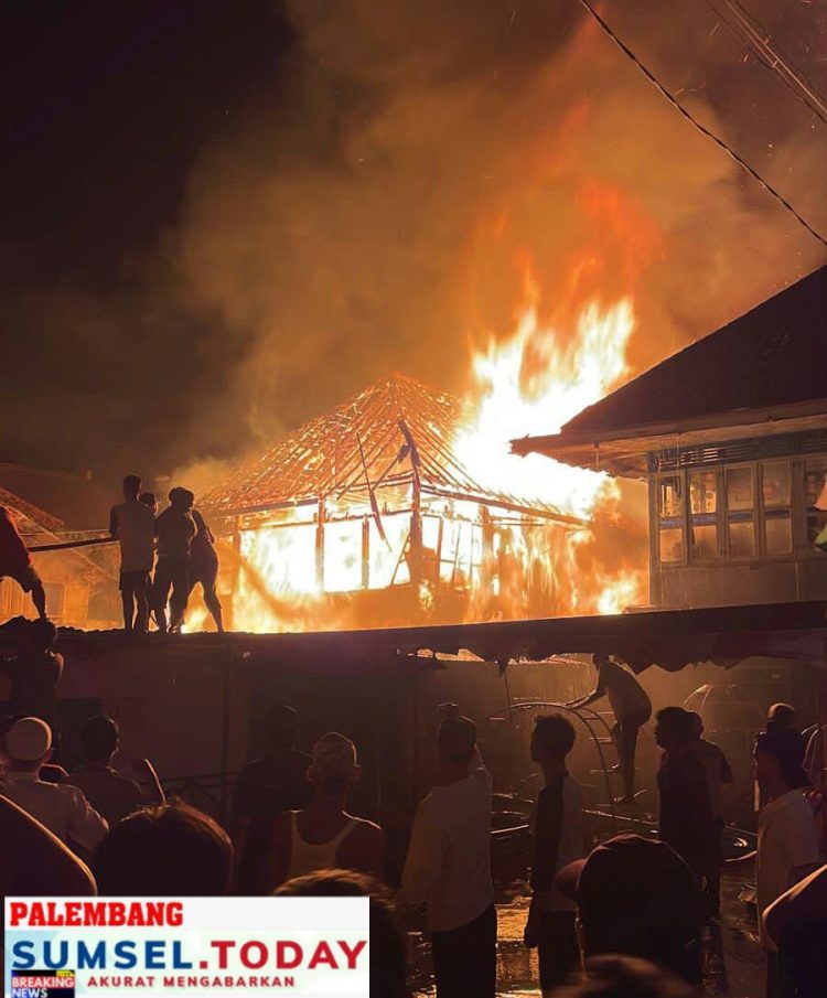 Breangking News 4 Rumah 27 Ilir Habis Terbakar dimakan Kobaran Api