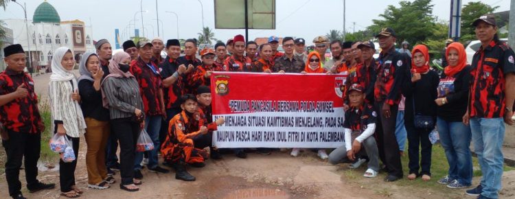 Pemuda Pancasila Kota Palembang Bersama Polda Sumsel Bagikan Takjil dan Bekerjasama Menekan Angka Kriminalitas