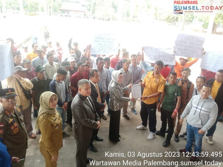 Puluhan Masyarakat Geruduk Kantor DPRD Sumsel,Segara Panggil PT RMK