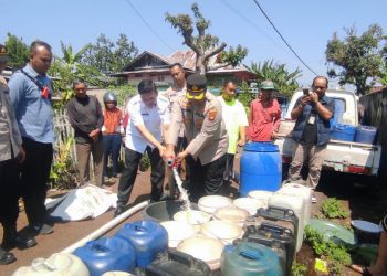 Warga Krisis Air Bersih Dampak Kemarau Panjang
