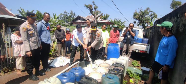 Warga Krisis Air Bersih Dampak Kemarau Panjang