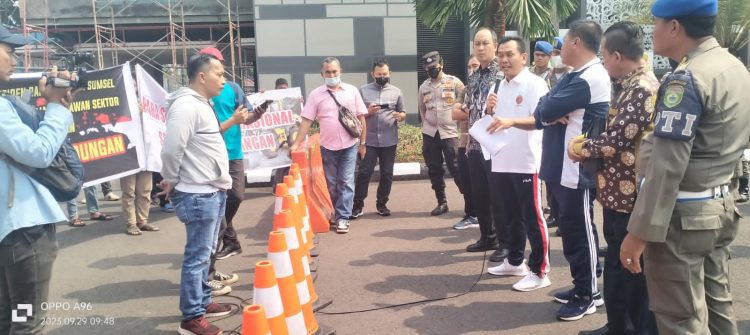 Ratusan Massa Aliansi Masyarakat Aksi Demo di Kantor Gubernur Sumsel,