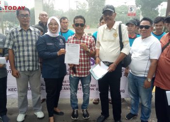 Puluhan Massa Pemerhati Situasi Terkini Dikomandoi Dian Selaku Ketum PST, Datangi Kajati Sumsel Ada Apa.?