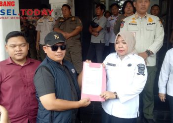 Ratusan Massa Jampi Palembang Geruduk Kantor Walikota Palembang : Berikan Tindakan TEGAS Berupa Pencopotan