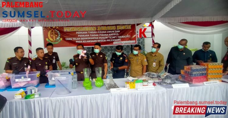 Kejari Palembang Gelar Pemusnahan BB Perkara Tipidum dan Tipidsus