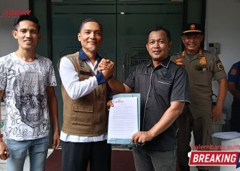 LSM Sira Kembali Aksi Kantor Gubernur Sumsel,Terkait Melintasnya Empat Unit Truck Berat milik PT Mustika Indah Permai